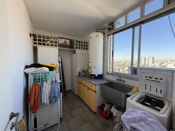 Excelente Piso entero de 4 Amb. c/dep, Balcón terraza al frente, cochera y baulera. Muy luminoso!!