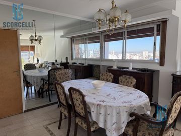 Excelente Piso entero de 4 Amb. c/dep, Balcón terraza al frente, cochera y baulera. Muy luminoso!!