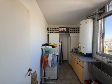 Excelente Piso entero de 4 Amb. c/dep, Balcón terraza al frente, cochera y baulera. Muy luminoso!!