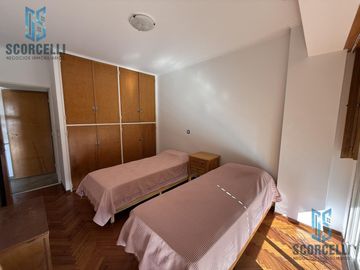 Excelente Piso entero de 4 Amb. c/dep, Balcón terraza al frente, cochera y baulera. Muy luminoso!!