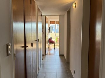 Excelente Piso entero de 4 Amb. c/dep, Balcón terraza al frente, cochera y baulera. Muy luminoso!!