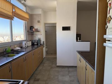 Excelente Piso entero de 4 Amb. c/dep, Balcón terraza al frente, cochera y baulera. Muy luminoso!!