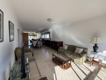 Excelente Piso entero de 4 Amb. c/dep, Balcón terraza al frente, cochera y baulera. Muy luminoso!!