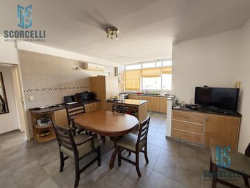 Excelente Piso entero de 4 Amb. c/dep, Balcón terraza al frente, cochera y baulera. Muy luminoso!!