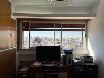 Excelente Piso entero de 4 Amb. c/dep, Balcón terraza al frente, cochera y baulera. Muy luminoso!!
