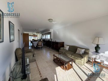 Excelente Piso entero de 4 Amb. c/dep, Balcón terraza al frente, cochera y baulera. Muy luminoso!!