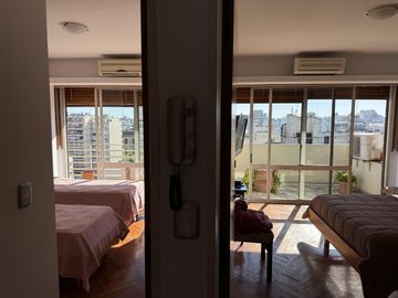Excelente Piso entero de 4 Amb. c/dep, Balcón terraza al frente, cochera y baulera. Muy luminoso!!