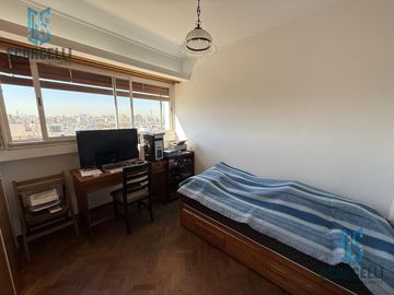 Excelente Piso entero de 4 Amb. c/dep, Balcón terraza al frente, cochera y baulera. Muy luminoso!!