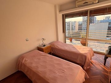 Excelente Piso entero de 4 Amb. c/dep, Balcón terraza al frente, cochera y baulera. Muy luminoso!!
