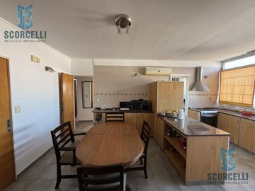 Excelente Piso entero de 4 Amb. c/dep, Balcón terraza al frente, cochera y baulera. Muy luminoso!!