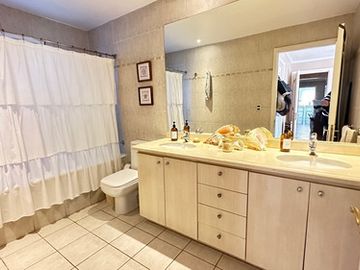 VENTA 5 DORM CHICUREO PIEDRA ROJA