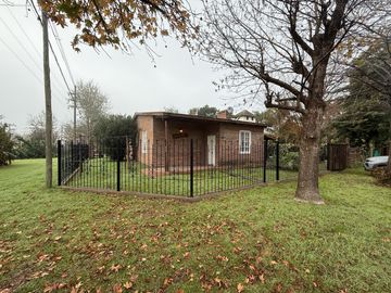 VENTA CASA 2 DORMITORIOS CON PIELTA EN FUNES