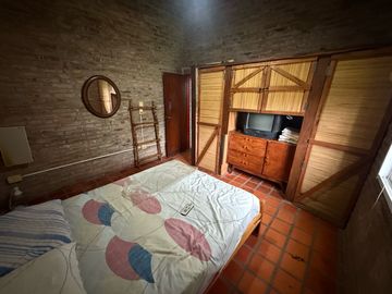VENTA CASA 2 DORMITORIOS CON PIELTA EN FUNES