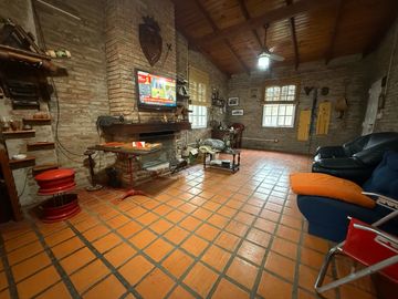 VENTA CASA 2 DORMITORIOS CON PIELTA EN FUNES