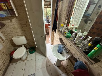 VENTA CASA 2 DORMITORIOS CON PIELTA EN FUNES