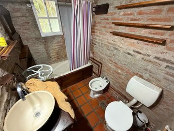 VENTA CASA 2 DORMITORIOS CON PIELTA EN FUNES