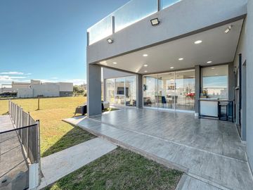 Casa de 3 dormitorios con pileta en los Pasos 2