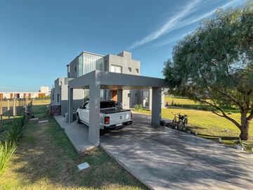 Casa de 3 dormitorios con pileta en los Pasos 2