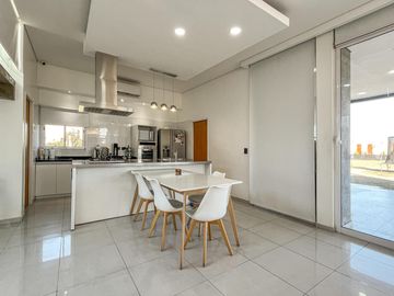 Casa de 3 dormitorios con pileta en los Pasos 2