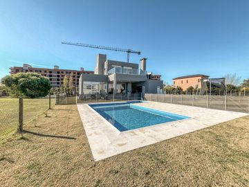 Casa de 3 dormitorios con pileta en los Pasos 2