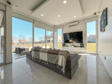 Casa de 3 dormitorios con pileta en los Pasos 2