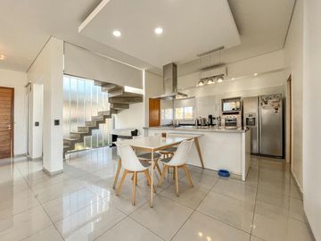 Casa de 3 dormitorios con pileta en los Pasos 2