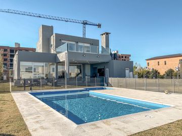 Casa de 3 dormitorios con pileta en los Pasos 2