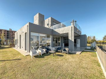 Casa de 3 dormitorios con pileta en los Pasos 2