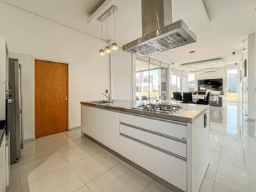Casa de 3 dormitorios con pileta en los Pasos 2