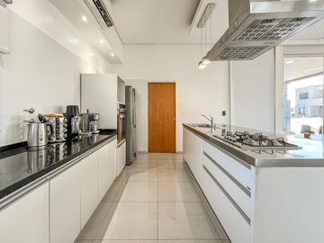 Casa de 3 dormitorios con pileta en los Pasos 2