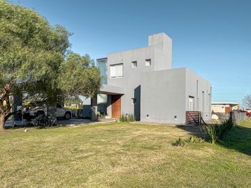Casa de 3 dormitorios con pileta en los Pasos 2