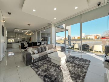Casa de 3 dormitorios con pileta en los Pasos 2