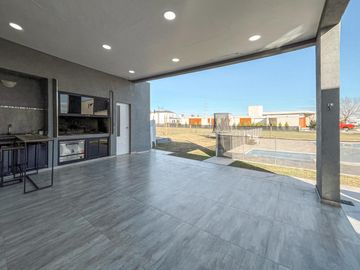 Casa de 3 dormitorios con pileta en los Pasos 2