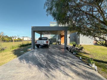 Casa de 3 dormitorios con pileta en los Pasos 2