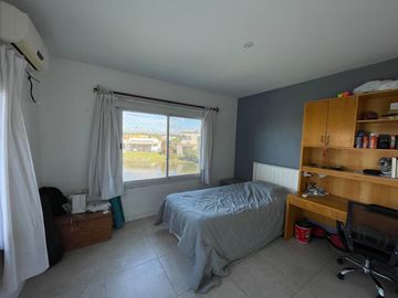 Casa frente a la laguna