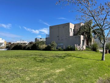 Casa frente a la laguna