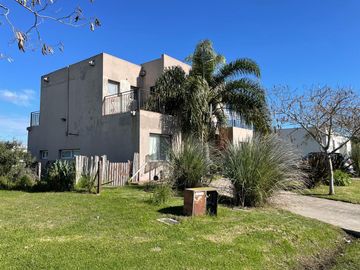 Casa frente a la laguna