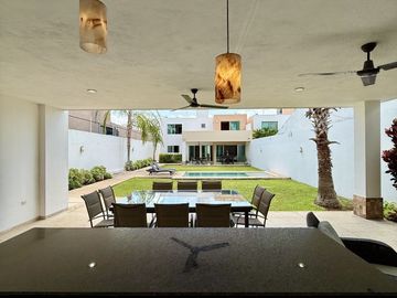 🏡 Residencia sobre Avenida Principal en Montebello – Amplios Espacios