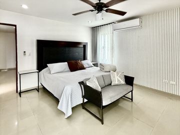 🏡 Residencia sobre Avenida Principal en Montebello – Amplios Espacios