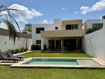 🏡 Residencia sobre Avenida Principal en Montebello – Amplios Espacios
