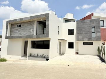 Casa en venta en Fracc. La Finca – Diseño industrial y habitación en PB