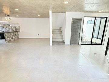 Casa en venta en Fracc. La Finca – Diseño industrial y habitación en PB