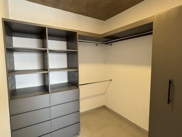 Casa en venta en Fracc. La Finca – Diseño industrial y habitación en PB