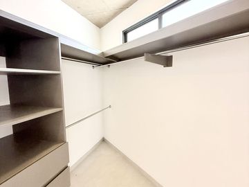 Casa en venta en Fracc. La Finca – Diseño industrial y habitación en PB