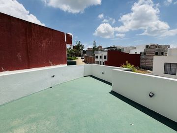 Casa en venta en Fracc. La Finca – Diseño industrial y habitación en PB