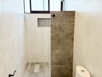Casa en venta en Fracc. La Finca – Diseño industrial y habitación en PB