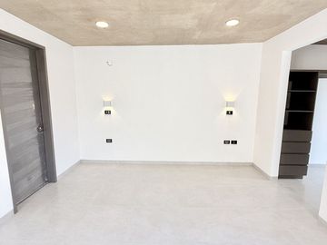 Casa en venta en Fracc. La Finca – Diseño industrial y habitación en PB
