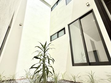 Casa en venta en Fracc. La Finca – Diseño industrial y habitación en PB