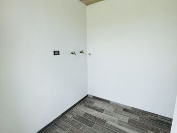 Casa en venta en Fracc. La Finca – Diseño industrial y habitación en PB