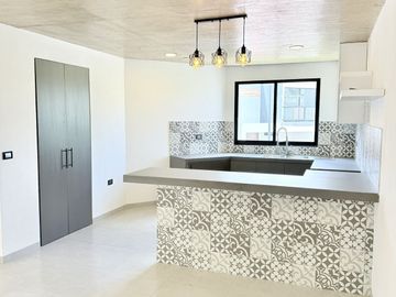 Casa en venta en Fracc. La Finca – Diseño industrial y habitación en PB